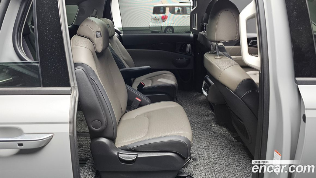 Kia Carnival 9-Seater Gravity, 2025
