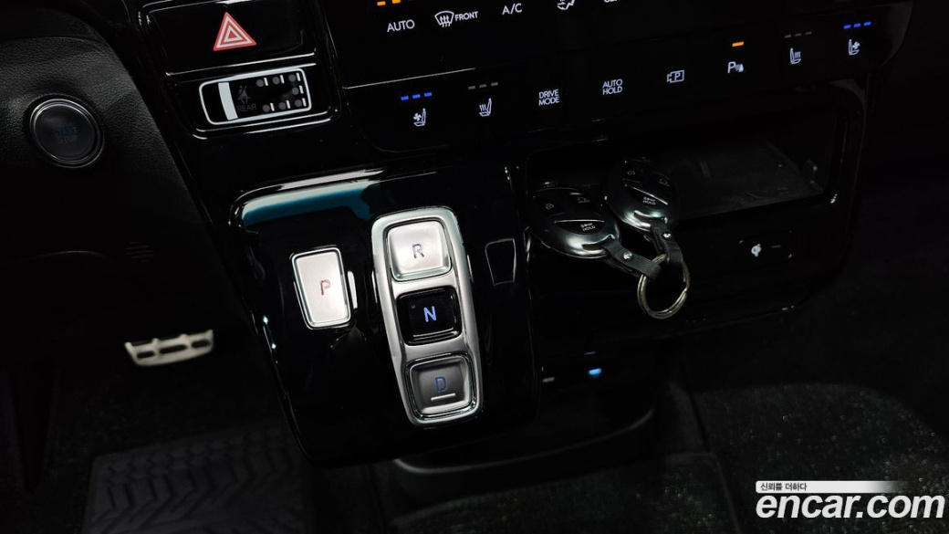 Hyundai Staria 4WD Lounge 9-Seater, 2025
