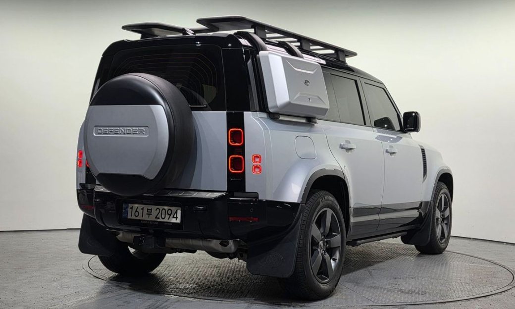 Land Rover Defender 110 P300 X-Dynamic SE, 2024