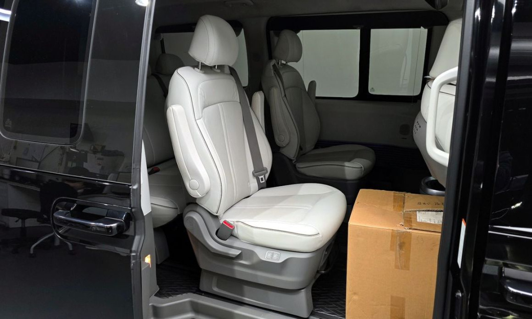 Hyundai Staria 4WD Lounge 9-Seater, 2023