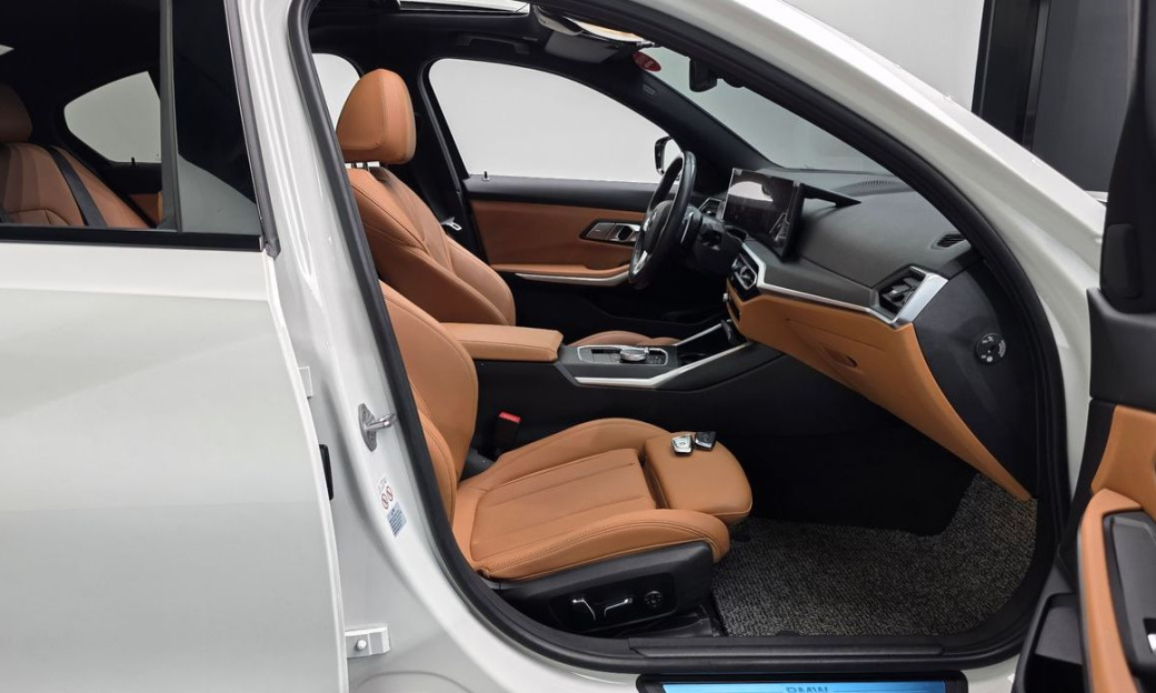 BMW 3-Series 320i, 2024