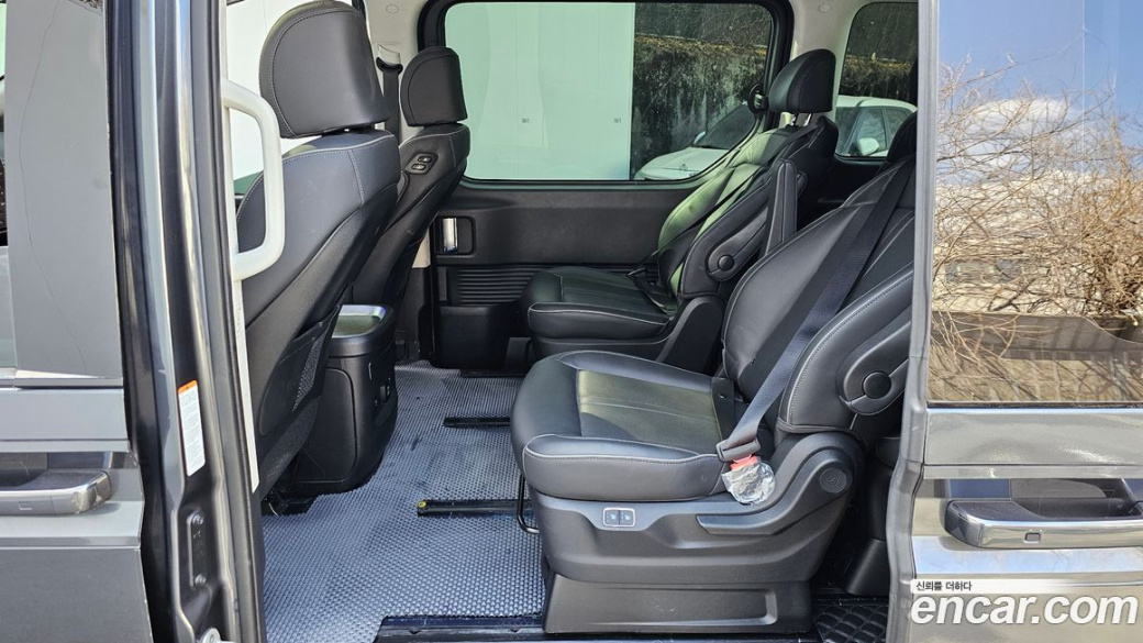 Hyundai Staria 4WD Lounge 9-Seater, 2022
