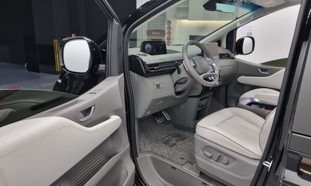 Hyundai Staria 4WD Lounge 7-Seater, 2024