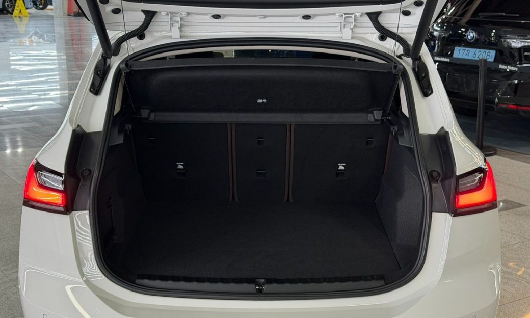 BMW 2-Series 220i Luxury, 2024