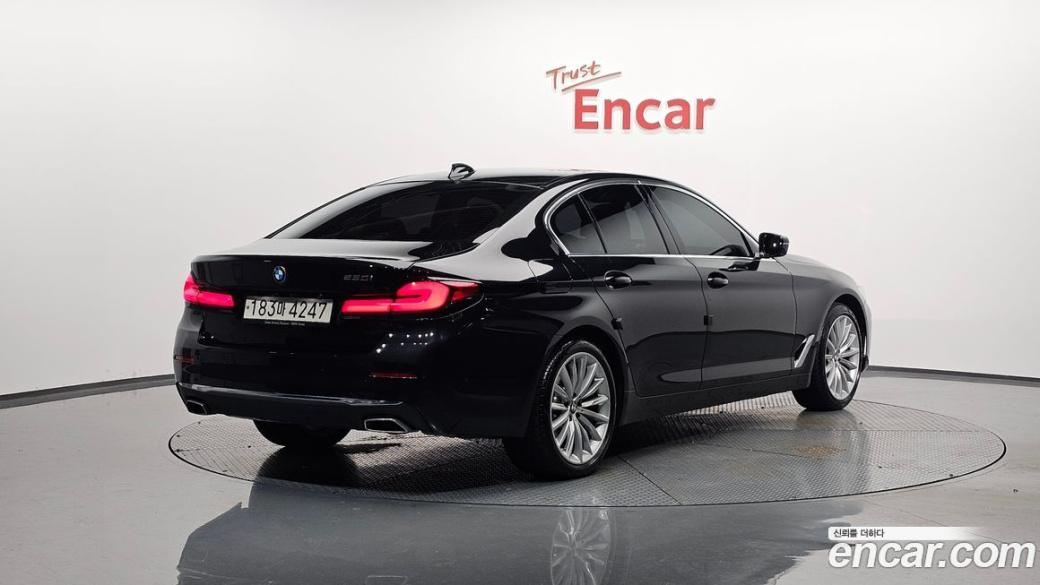 BMW 5-Series 530i Luxury, 2023