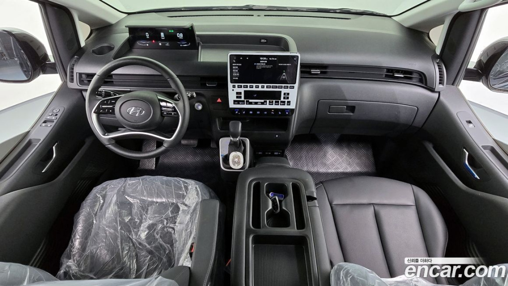 Hyundai Staria Tourer 11-Seater, 2024
