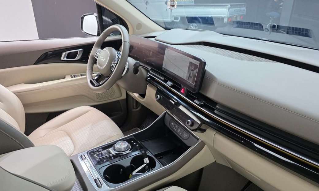 Kia Carnival 7-Seater Signature, 2024