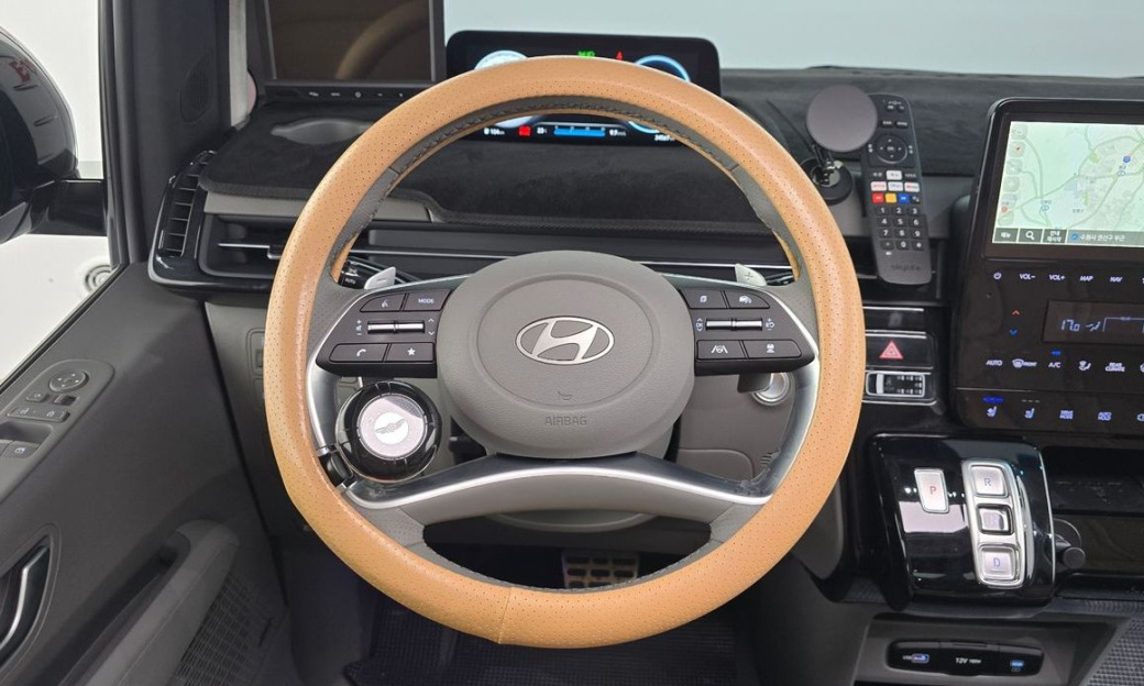 Hyundai Staria 4WD Lounge 9-Seater, 2025