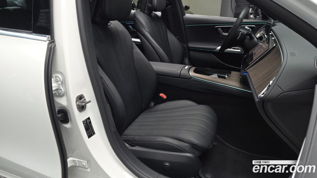 Mercedes-Benz E-Class E300 4MATIC Exclusive, 2025