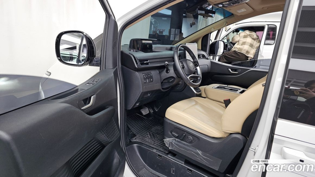 Hyundai Staria 4WD Tourer 9-Seater, 2024