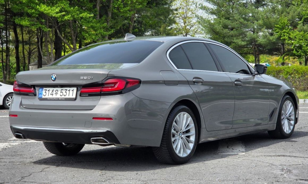 BMW 5-Series 520i Luxury, 2022