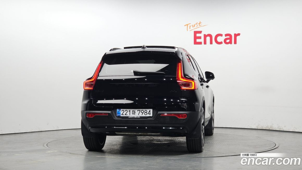 Volvo XC40 B4 Black Edition, 2025