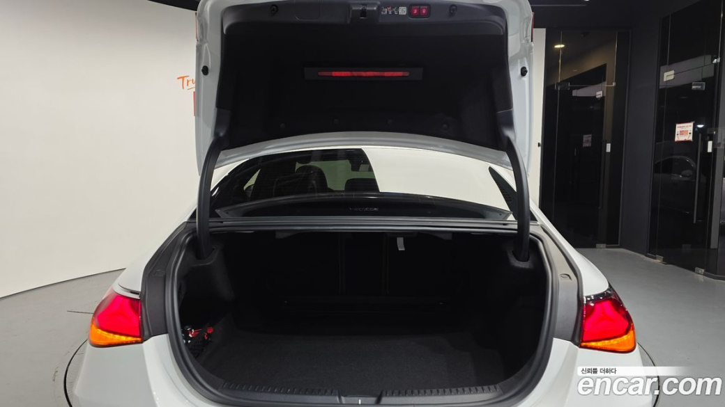Mercedes-Benz E-Class E300 4MATIC AMG Line, 2025