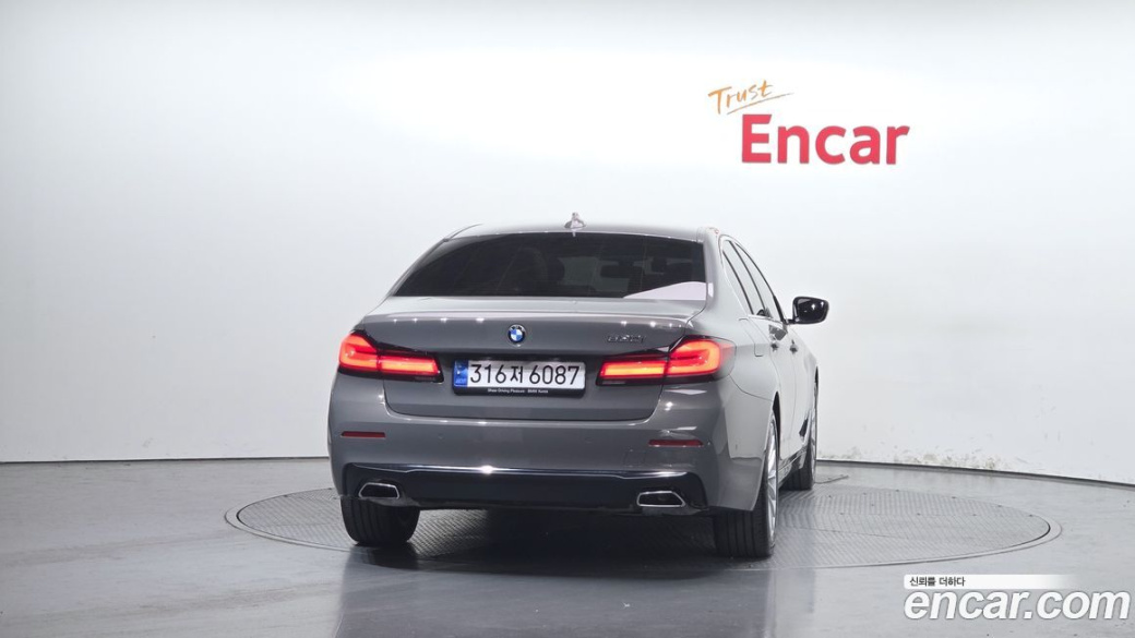 BMW 5-Series 520i Luxury, 2022