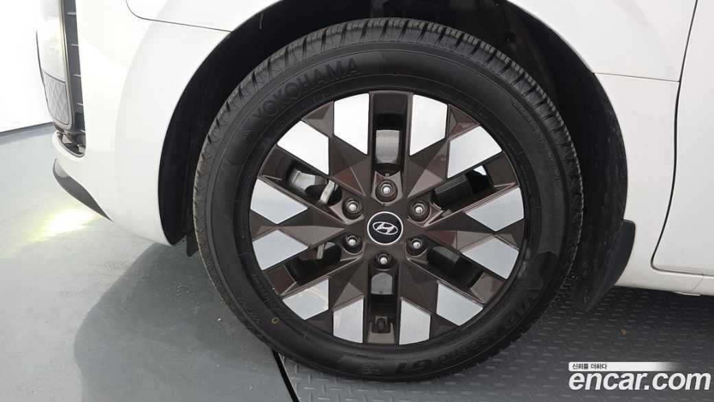 Hyundai Staria Lounge 9-Seater, 2022