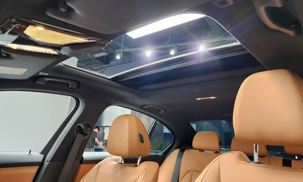 BMW 3-Series 320i M Sport, 2025