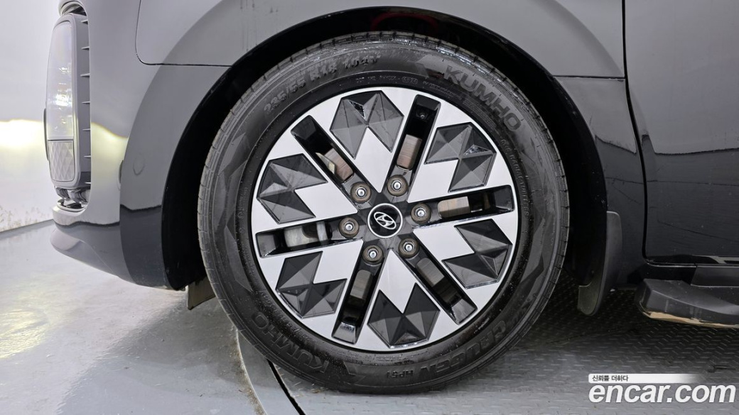 Hyundai Staria 4WD Lounge 9-Seater, 2023