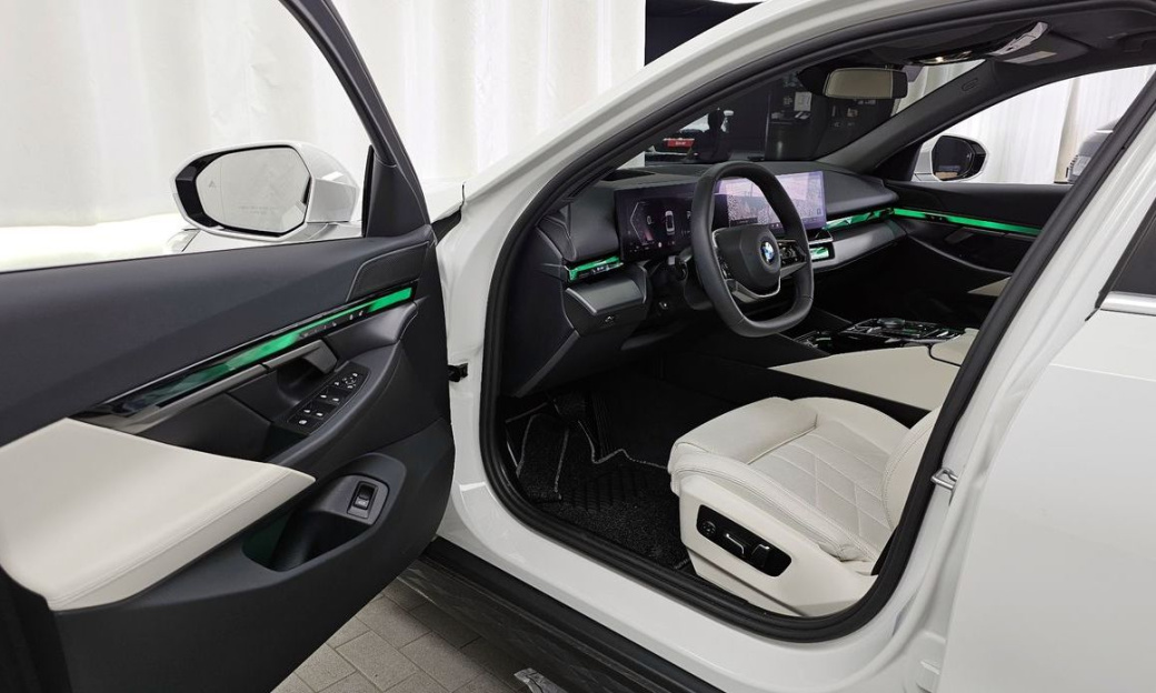 BMW 5-Series 520i, 2025