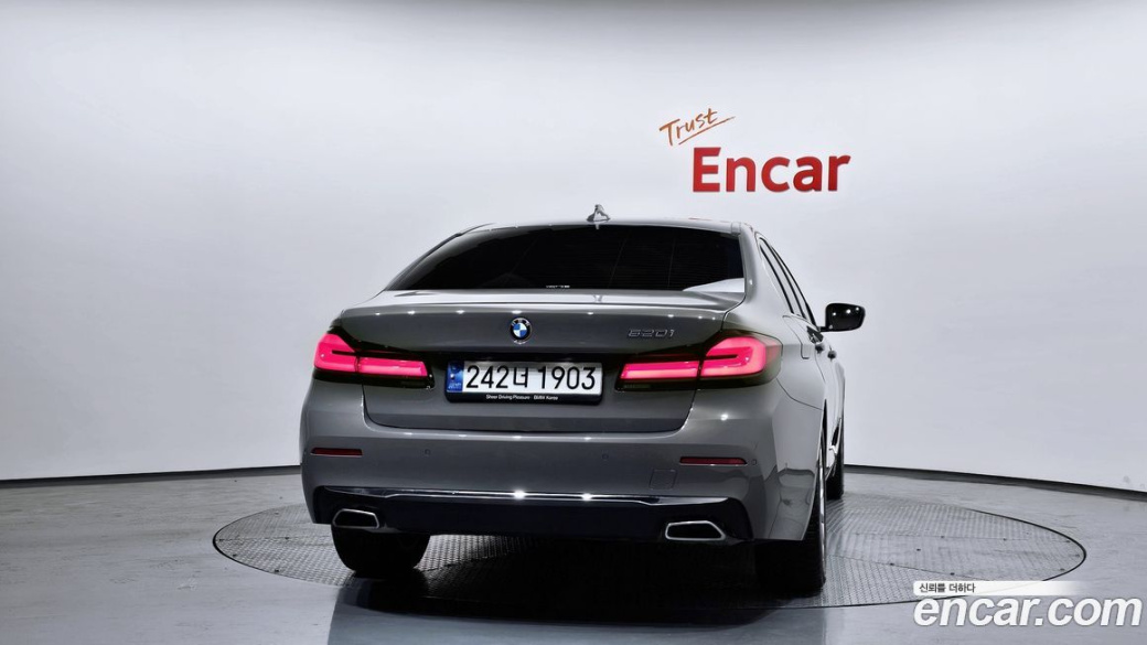 BMW 5-Series 520i Luxury, 2022