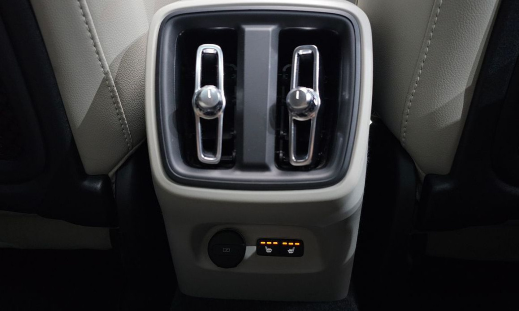 Volvo XC40 B4 Ultimate Bright, 2024