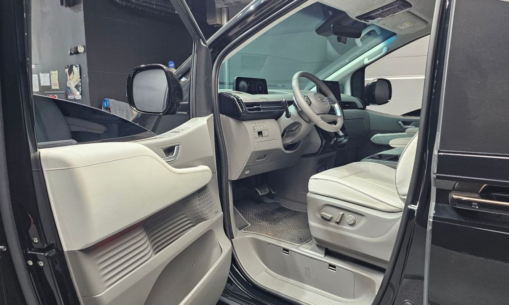 Hyundai Staria Lounge 7-Seater, 2022