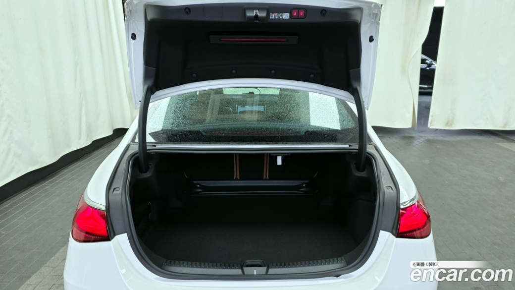 Mercedes-Benz E-Class E300 4MATIC Exclusive, 2026