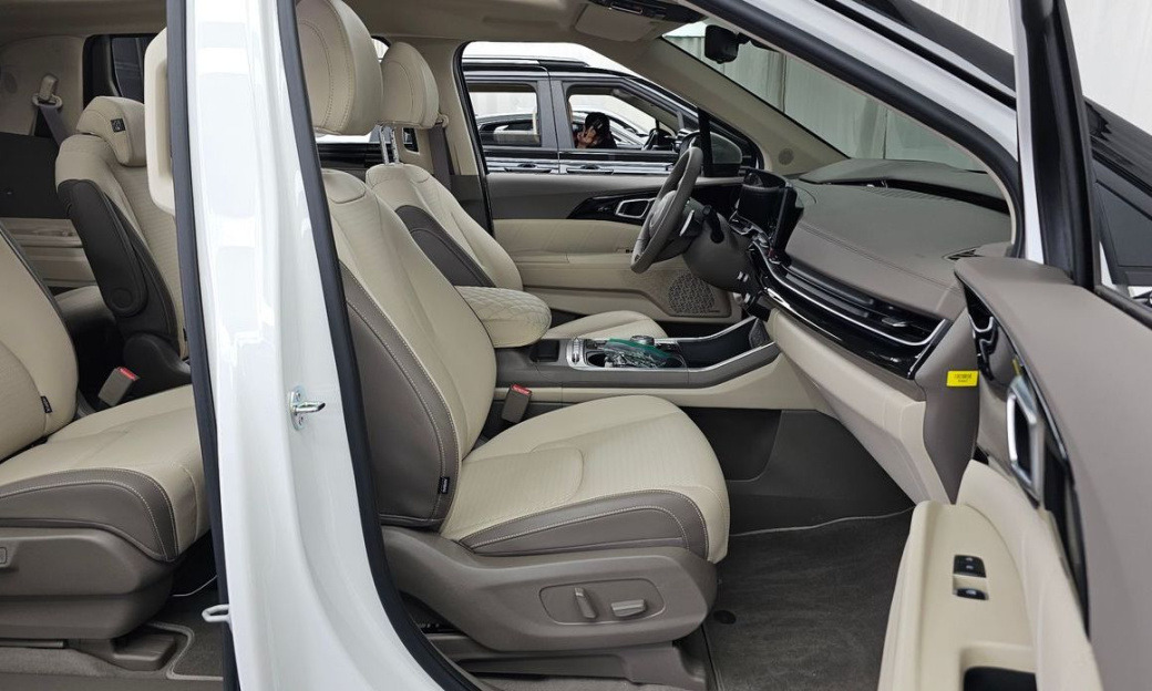 Kia Carnival 9-Seater Signature, 2025
