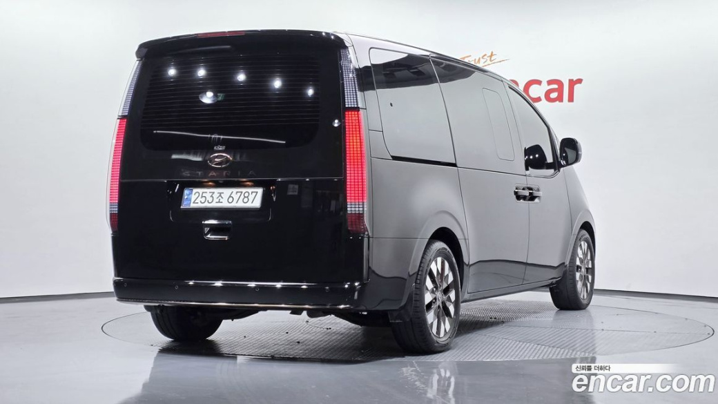 Hyundai Staria Lounge 9-Seater, 2022