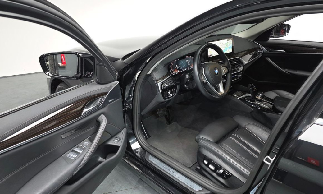 BMW 5-Series 520i Luxury, 2023