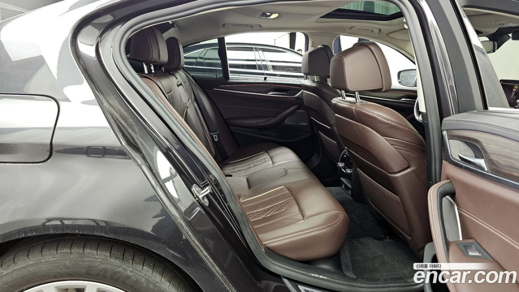 BMW 5-Series 530i Luxury, 2022