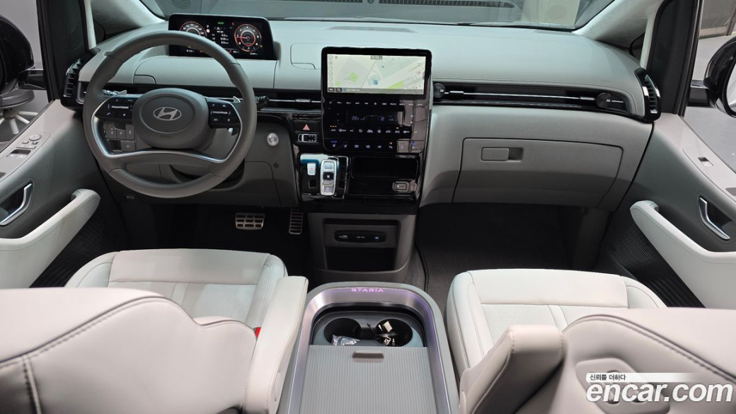 Hyundai Staria 4WD Lounge 9-Seater, 2025