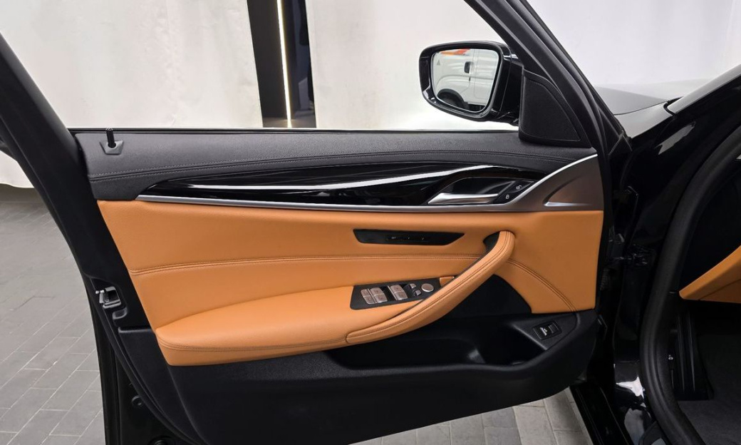 BMW 5-Series 520i Luxury, 2022