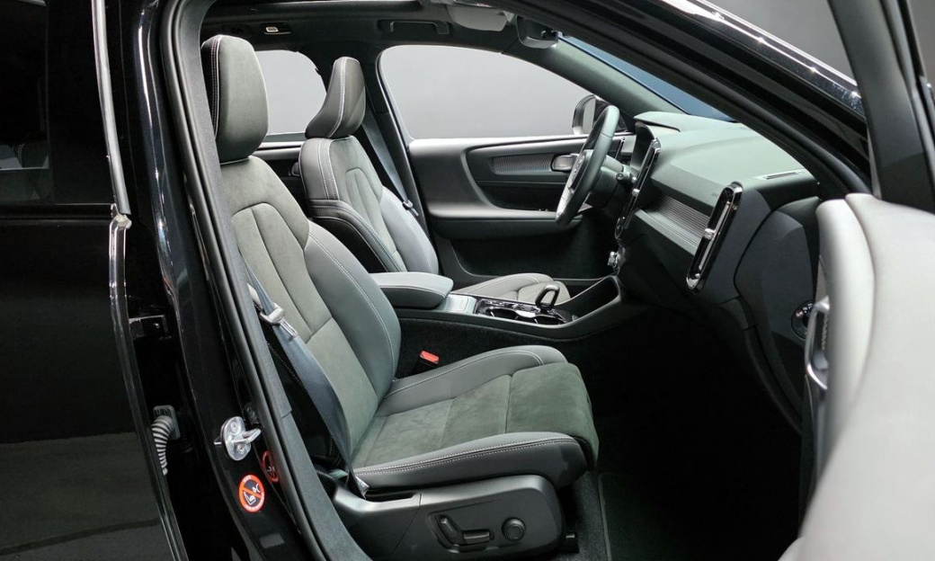 Volvo XC40 B4 Black Edition, 2025