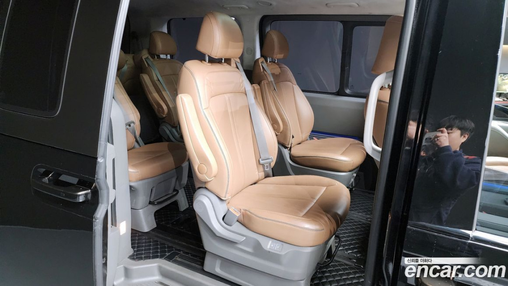 Hyundai Staria 4WD Lounge 9-Seater, 2023