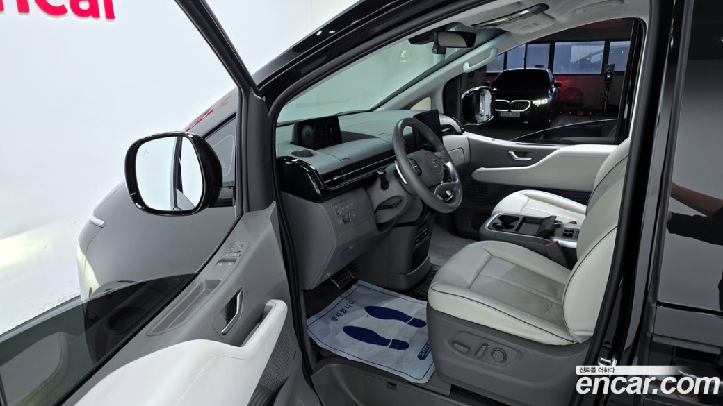 Hyundai Staria 4WD Lounge 9-Seater, 2023