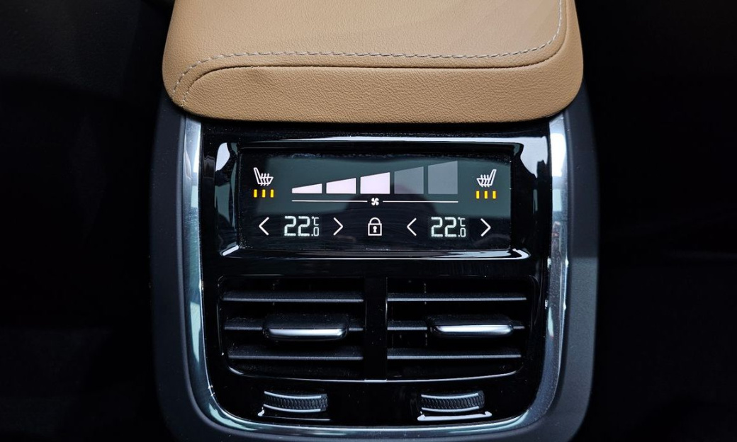 Volvo XC60 B6 Ultimate Bright, 2024