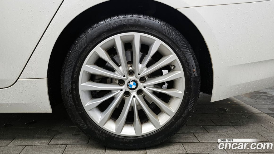 BMW 5-Series 520i Luxury, 2022