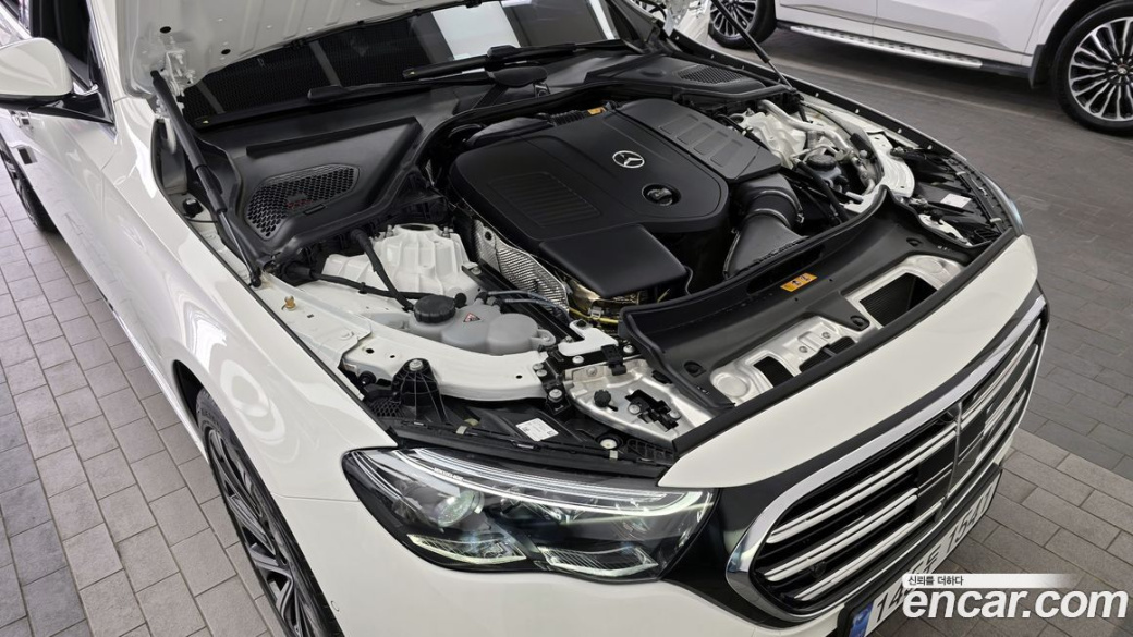 Mercedes-Benz E-Class E300 4MATIC Exclusive, 2025