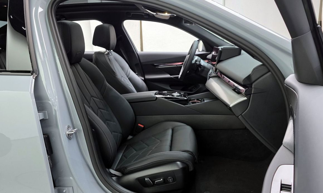 BMW 5-Series 520i M Sport, 2025