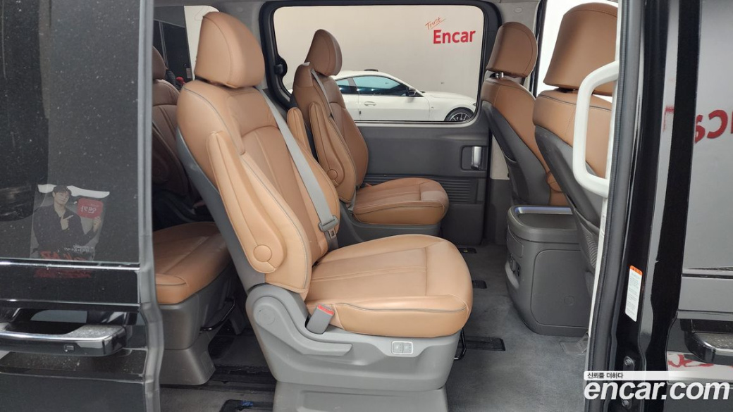 Hyundai Staria 4WD Lounge 9-Seater, 2022
