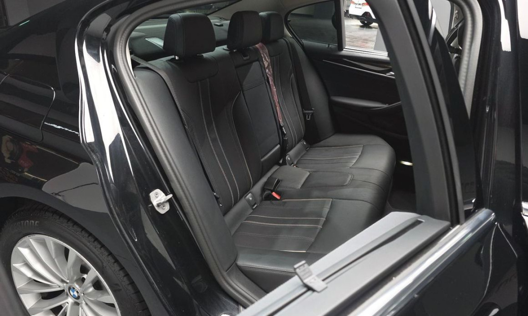 BMW 5-Series 520i Luxury, 2023