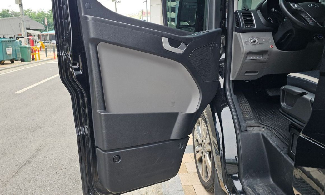 Hyundai Solati 16-seater, 2024