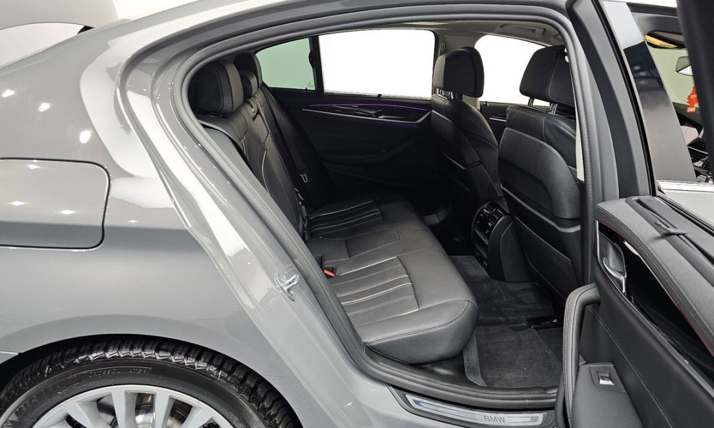 BMW 5-Series 520i Luxury, 2022