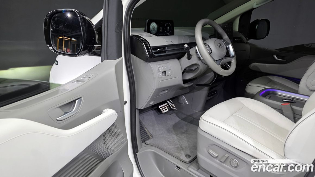 Hyundai Staria 4WD Lounge 9-Seater, 2022
