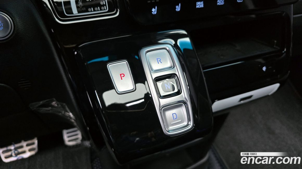 Hyundai Staria 4WD Lounge 9-Seater, 2023