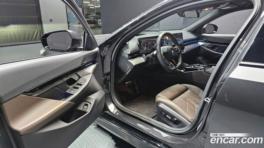 BMW 5-Series 520i, 2024