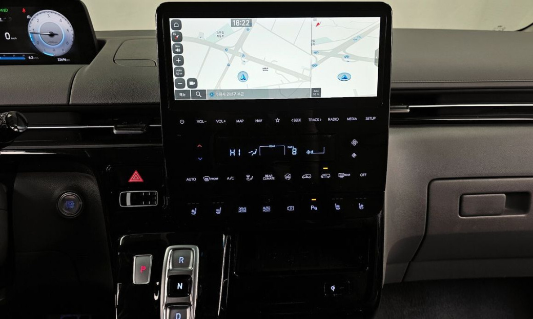 Hyundai Staria 4WD Lounge 9-Seater, 2025