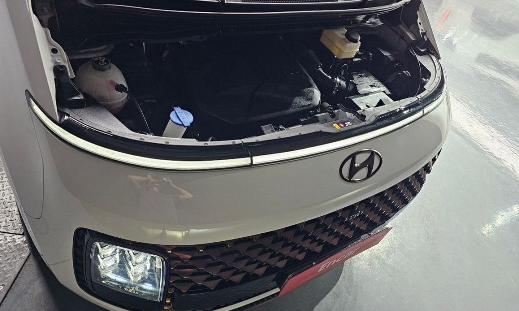 Hyundai Staria 4WD Lounge 9-Seater, 2023