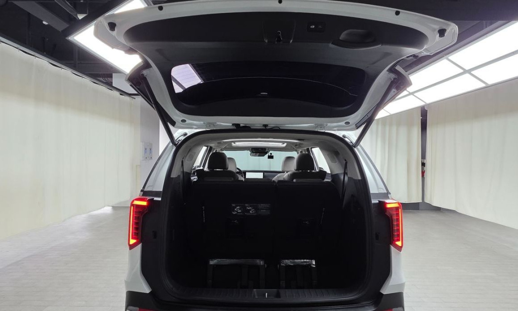 Kia Carnival 7-Seater Outdoor, 2025