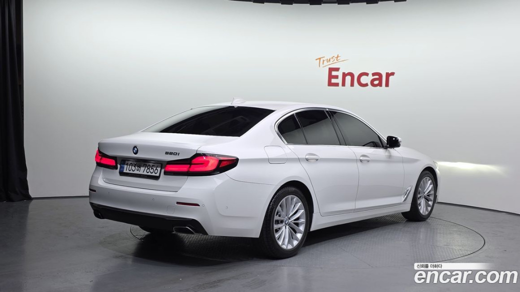 BMW 5-Series 520i Luxury, 2022